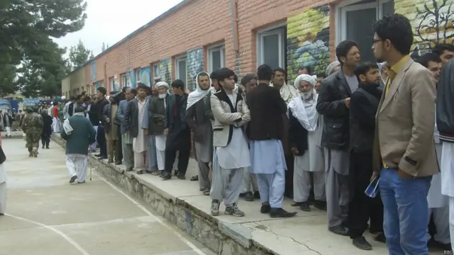 په لوېدیځ ولایت هرات کې داسې حال کې د ګهیځ پر اووه نیمو بجو رای اچونه پیل شوه، چې هوا پکې ورېځ وه.