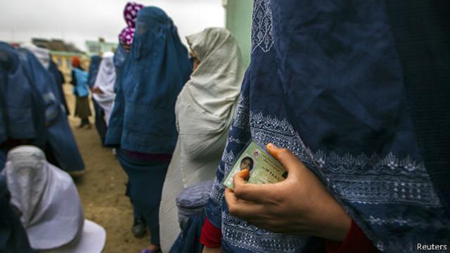 Очередь на избирательный участок на севере Афганистана