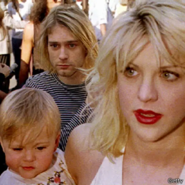 Kurt Cobain con su mujer y su hija