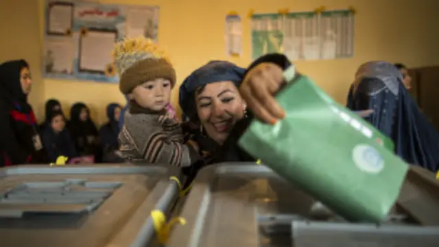 قانون اساسی افغانستان از حقوق برابر زنان و مردان دفاع می‌کند
