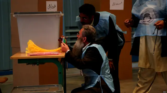 صبح زود شانزدهم حمل کارمندان کمیسیون مستقل انتخابات ۵۵۷ مرکز رای‌گیری را به روی رای دهندگان در کابل باز کردند.