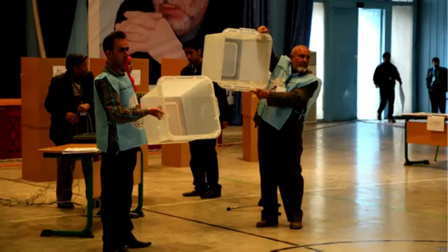 قبل از مهر و موم کردن صندوق‌های رای، کارمندان کمیسیون انتخابات صندوق های خالی را به رسانه ها و ناظران نشان دادند.