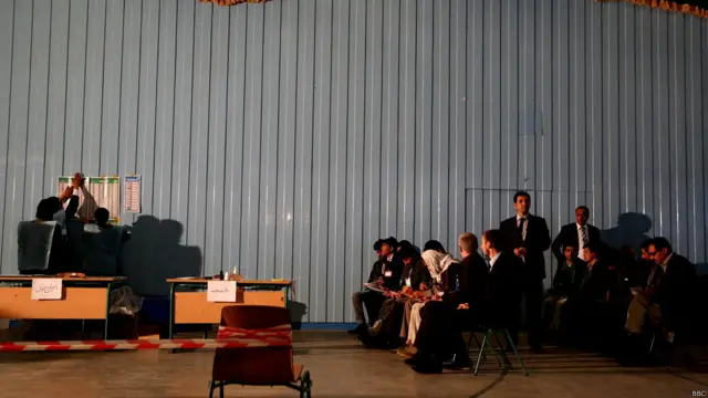 از اول صبح نمایندگان احزاب، نامزدان انتخابات ریاست جمهوری و شورای ولایتی کابل و ناظران داخلی و بین‌المللی در مراکز رای‌گیری حاضر بودند.