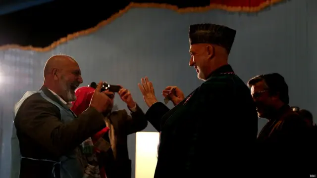 حامد کرزی رئیس جمهوری افغانستان نخستین کسی بود که در مرکز رای‌گیری در لیسه امانی کابل مقابل ریاست جمهوری، رای داد.