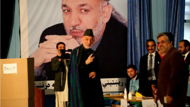 آقای کرزی که در دوازده سال قبل رئیس جمهوری افغانستان بود، در این دور حق نداشت که در انتخابات خود را نامزد کند. او آخرین روزهای حکومت خود را سپری می‌کند.