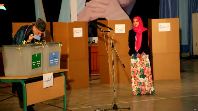 در سخنرانی خود آقای کرزی از مردم خواست که با وجود تهدیدهای شورشیان، مشکلات و باران به مراکز رای‌دهی بروند و به فرد مورد نظر خود رای دهند.