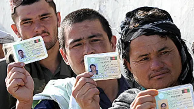 په ځینو سیمو کې خلکو په ساعتونو ساعتونو انتظار وکړ چې نوبت یې راشي او خپله رایه وکاروي.