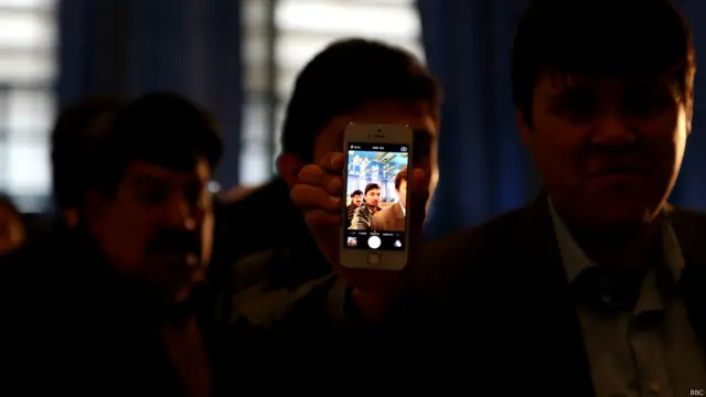 همین‌ که آقای کرزی تالار بزرگ مکتب امانی را ترک کرد، مردم به مرکز هجوم آوردند و صف کشیدند. جوانان هنگام رای‌دهی از خود سلفی گرفتند و در شبکه‌های اجتماعی شریک کردند.