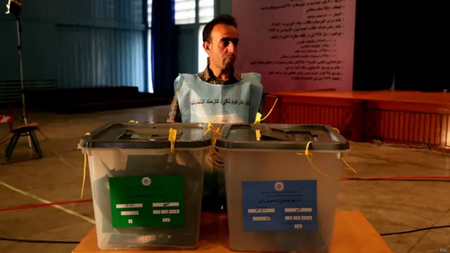 در مراکز رای‌گیری انتخابات افغانستان دو صندوق گذاشته می‌شود؛ صندوق با نشانی آبی برای نامزدان ریاست جمهوری و صندوق با نشانی سبز برای نامزدان شورای ولایتی.