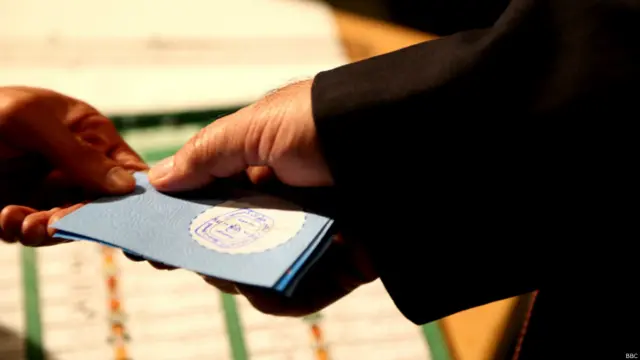 برگه های رای دهی افراد، باید قبل از ریختن به صندوق مهر داشته باشند.