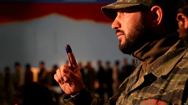 حضور نیروهای امنیتی که برای رای دادن آمده بودند در مراکز رای‌گیری چشمگیر بود.