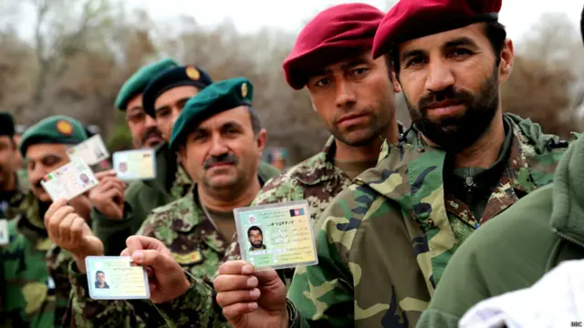 سربازان ارتش، پلیس و امنیت ملی، صف های طولانی داشتند.