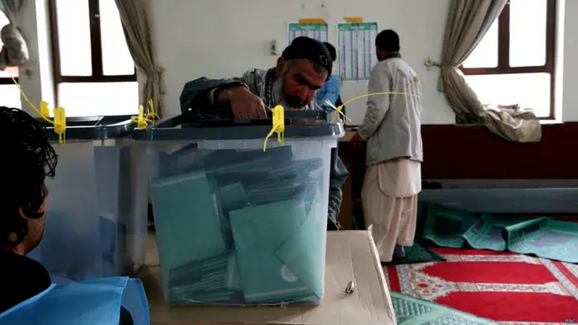 نهادهای ناظر گفته اند که کمبود برگه‌های رای در ولایات، باز نشدن به موقع مراکز، کمبود در تجهیزات روند رای‌گیری و نرسیدن وسایل مورد نیاز به برخی از مراکز و موارد مشابه را ثبت کرده‌اند.