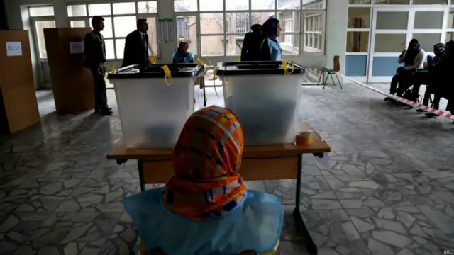 کمیسیون مستقل انتخابات برای مردها دوازده هزار محل رای‌گیری و برای زن‌ها هشت هزار محل رای‌گیری در سراسر افغانستان در نظر گرفته است.