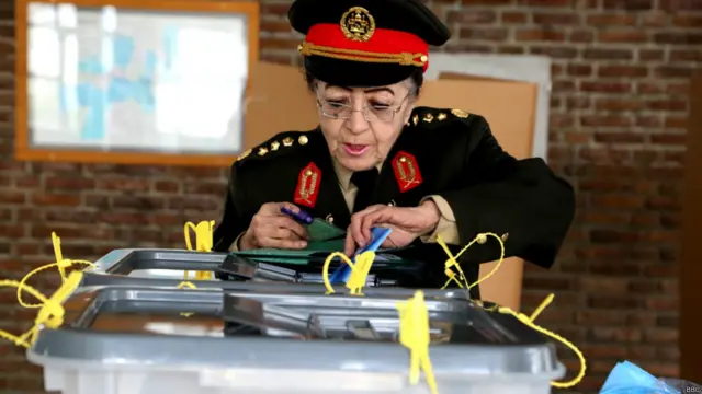 رای دهندگان برگه‌های رای‌گیری را به غرفه‌های رای دهی می‌برند و نامزد مورد علاقه خود را به طور سری انتخاب می‌کنند.