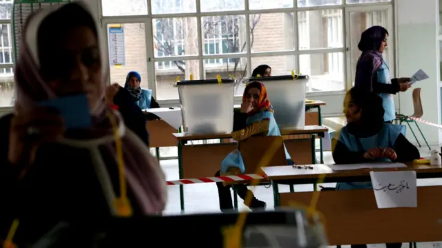 حضور زنان در مقایسه با مردها در تعدادی از مراکز رای‌گیری پایتخت، کمرنگ بود.