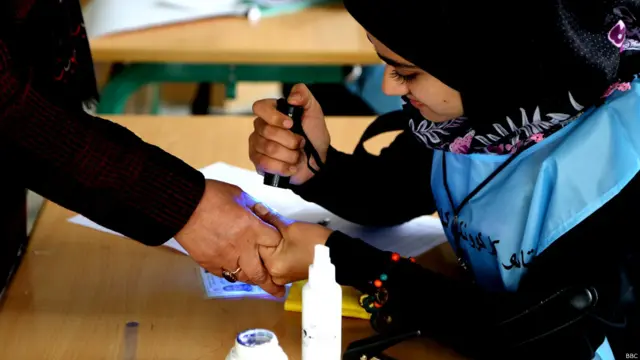 رای دهندگان توسط کارمندان کمیسیون مستقل انتخابات شناسایی می‌شدند و دست شان با دو رنگ مرئی و نامرئی نشانی می‌شد که جلو تقلب گرفته شود.