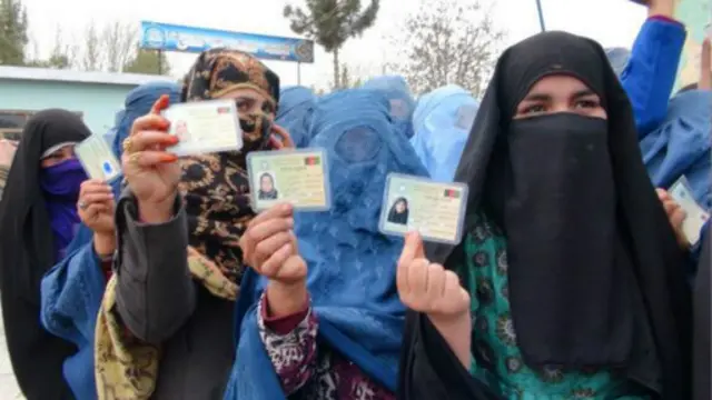 很多妇女选民也参与了投票