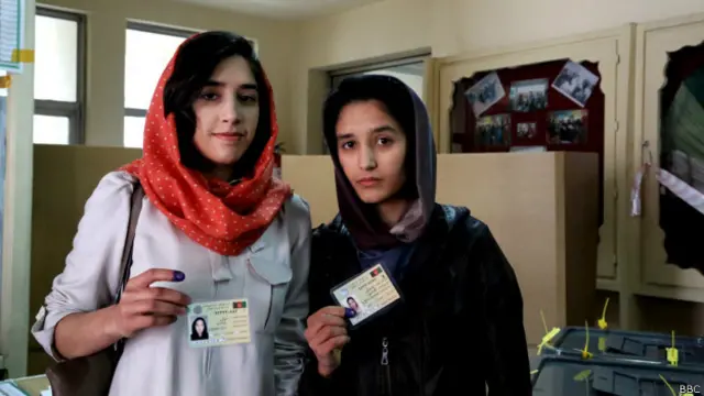 两名参与投票的阿富汗女学生（BBC波斯语网图片5/4/2014）