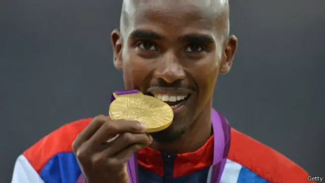 لاعب يعض على ميدالية ذهبية