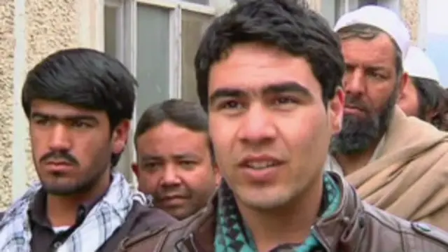 ځینو ځوانانو په لومړي ځل په ټاکنو کې برخه واخیسته او خپله رایه یې وکاروله.