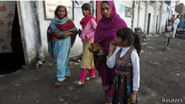 زوجة صوان مسيح، مسيحي آخر حكم عليه بالاعدام بتهمة ازدراء الدين الاسلامي في لاهور (ارشيف)