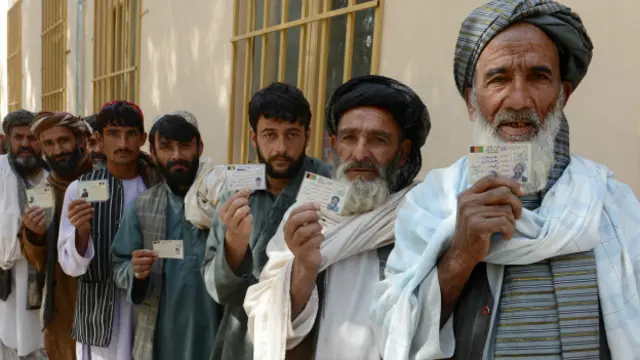 افغان ووٹر ووٹ ڈالنے کے لیے ایک انتخابی مرکز میں موجود ہیں