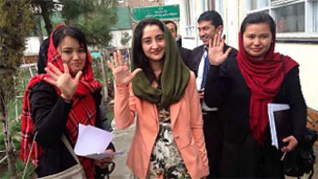 အမျိုးသမီး မဲပေးသူများတွေ့ရစဉ်