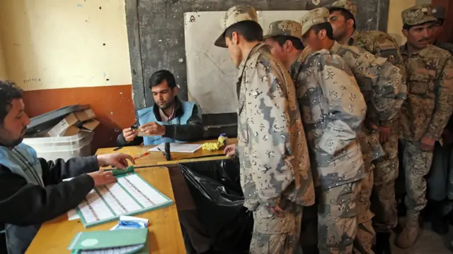 افغان امنیتي ځواکونو نه یوازې دا چې د ټاکنو امنیت نیولی و په خپله یې هم په ټاکنو کې برخه واخیسته او خپلې رایې یې وکارولې.