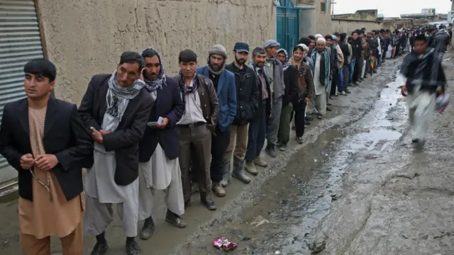 سره له دې چې په ځینو سیمو کې باران اورېده د نارينه وو او ښځو اوږده کتارونه د رايې کارولو لپاره په مرکزونو کې ولاړ وو. 