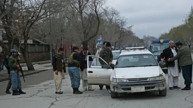 د انتخابات لپاره سخت امنیتي تدابیر نیول شوي وو. ټول هغه موټر چې له نورو سیمو راتلل تالاشي کېدل.