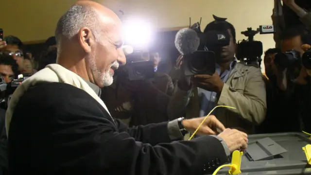 اشرف غني احمدزی: ''نن زه غواړم د افغاستان ولس ته مبارکي ووایم، دا ولس د ملي وحدت نمونه ده، ټولو په دې انتخاباتو کې په شوق او علاقه ګډون وکړ، د افغانستان دښمنانو ته یې ثباته کړه، چې هېڅوک زموږ د ملي ارادې مخې کې خڼد نه شي جوړولی."