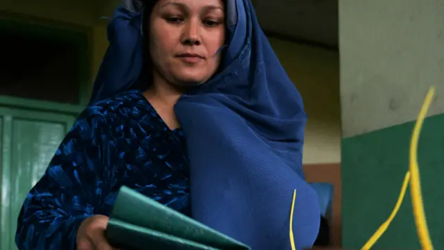 دا ځل ۳۸۸۸۵۵۶ خلکو د رای اچولو کارتونه اخیستي وو چې ۱،۳ میلیون یې ښځې او ۲ میلیون سړي دي. 