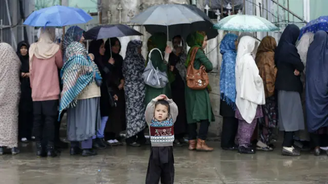 ورښتونو د رایې ورکولو بهیر یو څه ستونزمن کړی و خو له دې سره سره په ګڼ شمېر کې ښځو خپلې رایې وکارولې.
