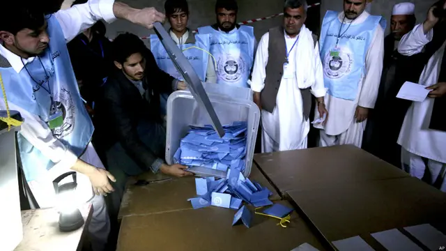 ملک کے دور دراز علاقوں سے بیلٹ پیپروں کی وصولی میں کئی دن لگ جانے کی امید ہے۔ 