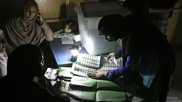 ووٹوں کی گنتی کے کام کو مکمل ہونے میں دو سے تین ہفتے لگ سکتے ہیں۔