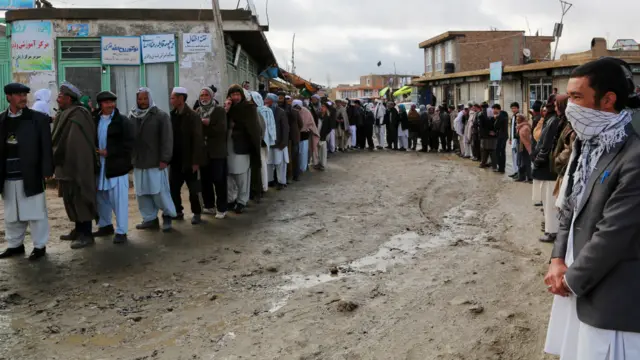 د ۱۵ بهرنیو سازمانونو ترڅنګ ۶۷ افغاني بنسټونو هم په افغانستان کې د ولسمشرۍ او ولایتي شوراګانو ټاکنې څارلې. 