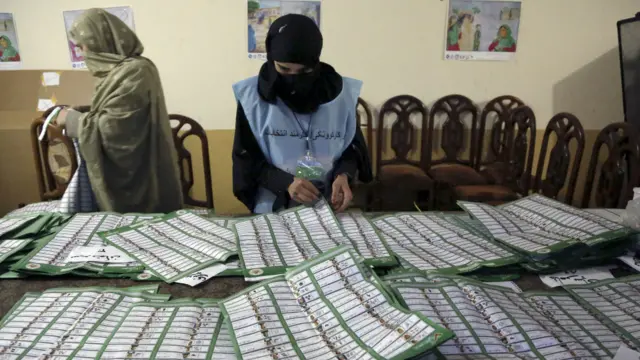 لوگوں نے طالبان کی دھمکیوں اور خراب موسمی حالات کے باوجود بڑی تعداد میں ووٹ ڈالے اور ان میں عورتیں بھی شامل تھیں۔