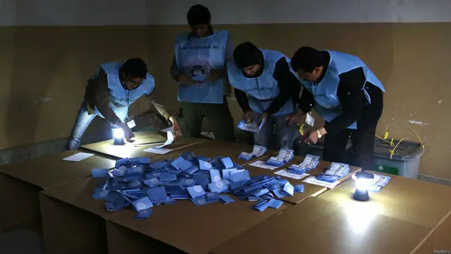 مردوں کے پولنگ سٹیشوں پر بھی بھاری تعداد میں ووٹ ڈالے اور جن کی گنتی بڑی احتیاط سے کی جا رہی ہے۔