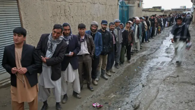 اصطف الناخبون في طوابير طويلة أمام بعض اللجان