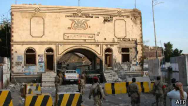 تعتبر منطقة جنوب اليمن مسرحا لأعمال عنف مستمرة يقف وراءها انفصاليون ومسلحون تابعون لتنظيم القاعدة