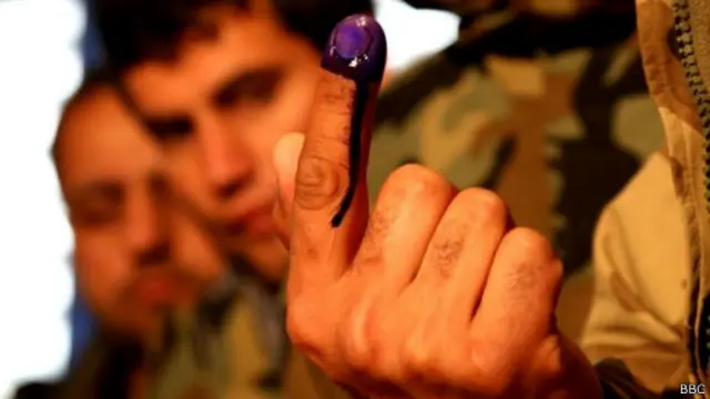 ඡන්දය දීමේදී තීන්ත තැවරූ ඇඟිල්ල පෙන්වමින් බොහෝ පිරිස් ප්‍රීති වෙති