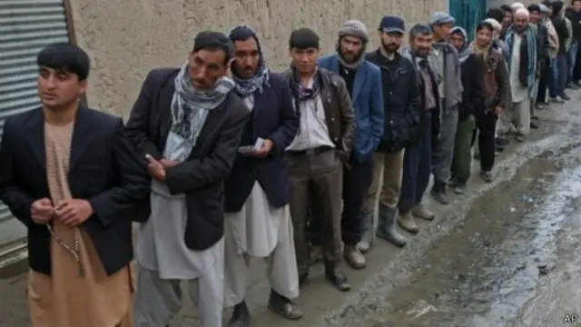 Очередь к избирательному участку