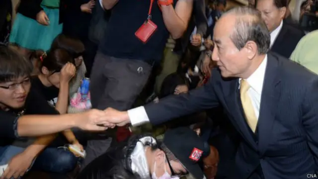 王金平与占领议场学生握手