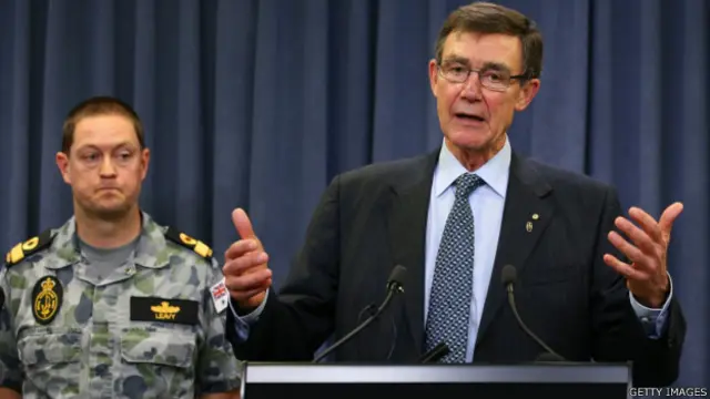 休斯頓退休空軍上將於珀斯向媒體簡報搜索進展(6/4/2014)