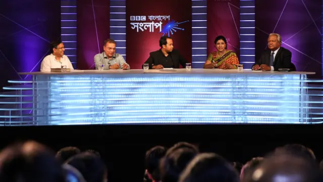 প্যানেল সদস্য বাঁ থেকে: আইনমন্ত্রী আনিসুল হক, টিআইবির নির্বাহী পরিচালক ড. ইফতেখারুজ্জামান, অনুষ্ঠান সঞ্চালক আকবর হোসেন, বিআইডিএস-এর সিনিয়র রিসার্চ ফেলো ড. নাজনীন আহমেদ এবং বিএনপির চেয়ারপার্সনের উপদেষ্টা ও সাবেক মন্ত্রী ড: ওসমান ফারুক।