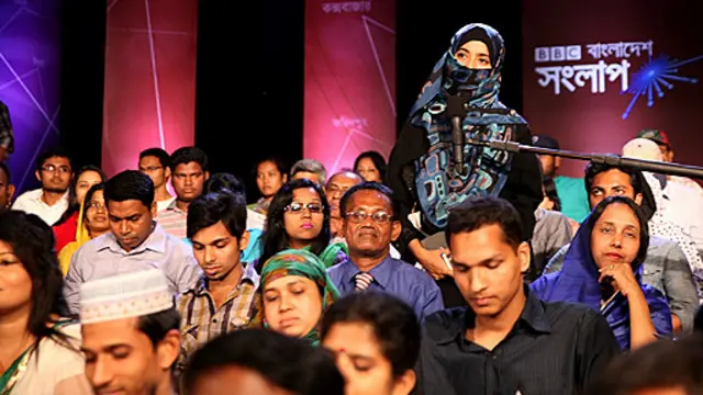 প্রশ্ন করছেন একজন দর্শক