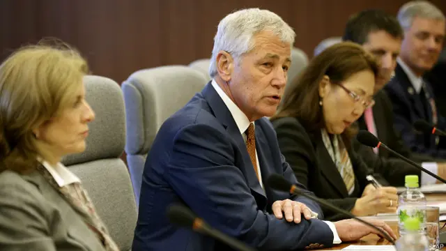 哈格尔在日本防卫省大楼与小野寺五典会谈(6/4/2014)