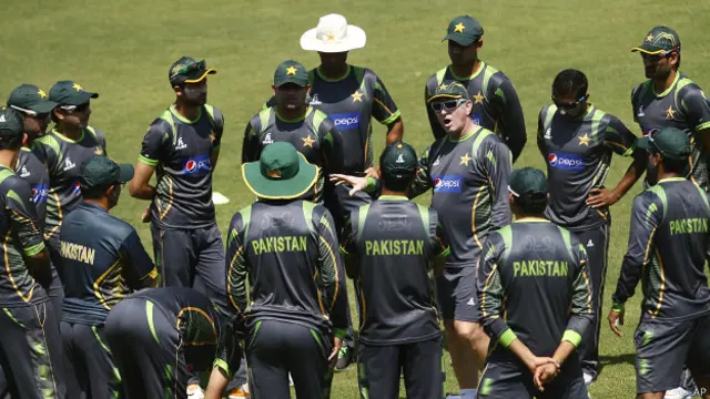 پاکستانی ٹیم کے سینئیر بلے باز یونس خان ایک بار پھر ون ڈے ٹیم سے ڈراپ کر دیے گئے ہیں