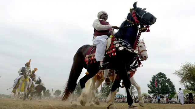 نیزہ بازی کا کھیل یوں تو روایتی طور پر پاکستان کے دیہی علاقوں میں مقبول ہے لیکن گزشتہ چند برسوں میں اسے شہروں میں بھی پسند کیا جانے لگا ہے۔